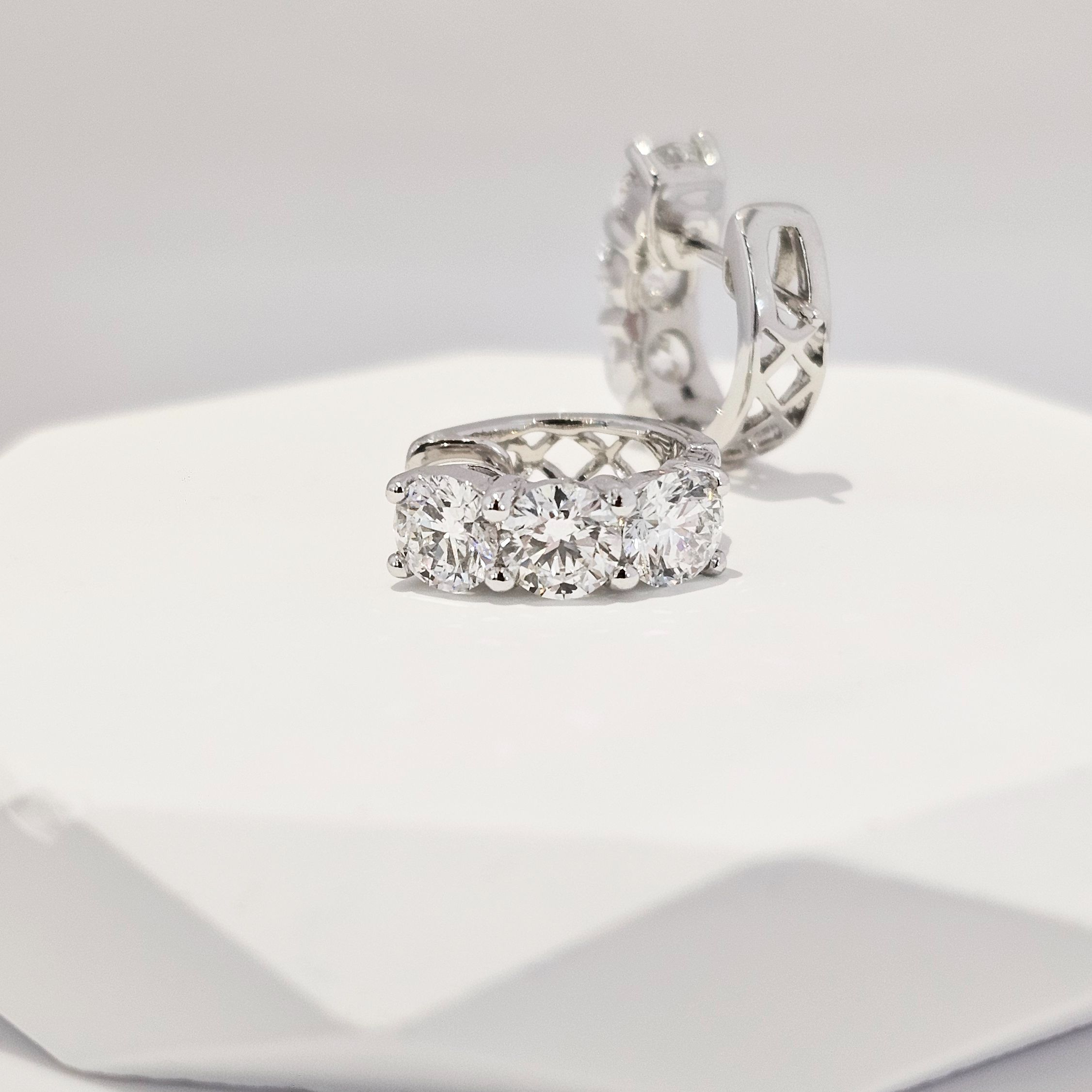 NEW ต่างหูห่วงเพชร 0.42carat/ต่อเม็ด Classic Hoop Earrings with Lab grown diamond ราคา 37,000 บาท*ส่งฟรี