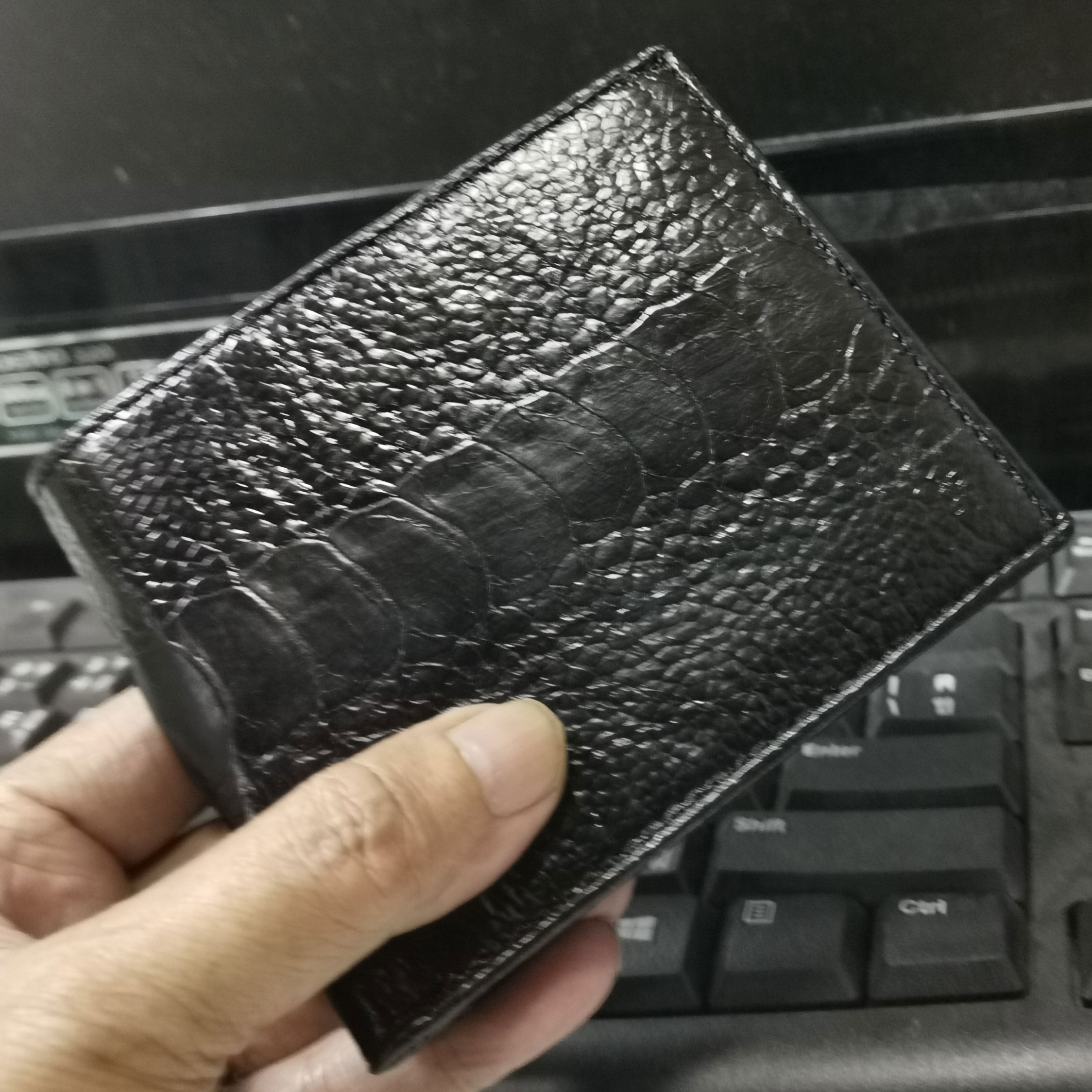 เชิญเยี่ยมชม เลือกซื้อ ได้ที่ร้านอันดับ1YouLink  Pretty Cool Ostrich เป็นส่วนแข้งนกกระจอกเทศเต็มใบ กระเป๋าสตางค์นกกระจอกเทศ สีดำ  กระเป๋าสองพับสั้น  - ยี่ห้อ maxam design ราคา 1,250 บาท*ส่งฟรี