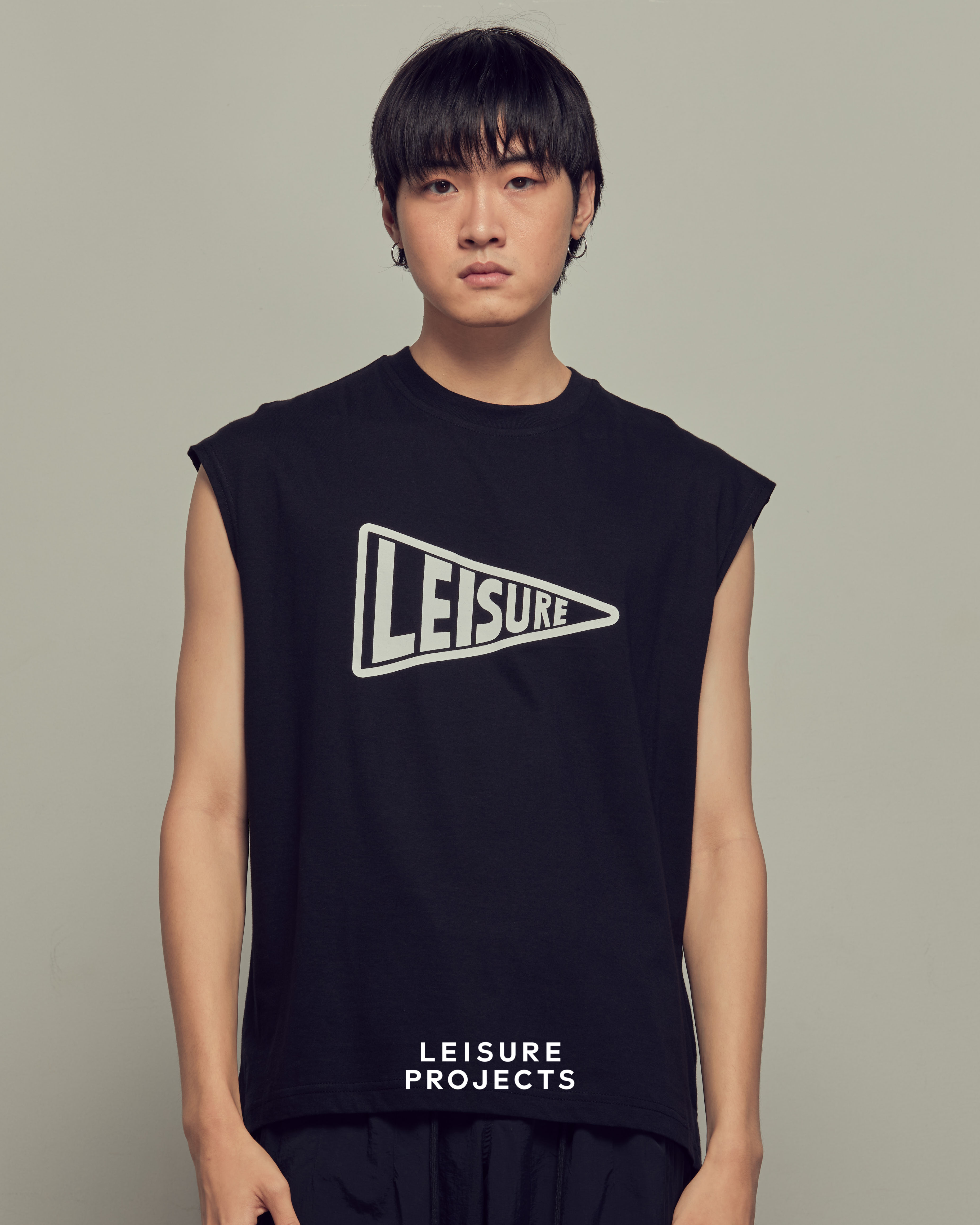 รายละเอียดเพิ่มเติมเกี่ยวกับ (LEISURE PROJECTS)CLASSIC LEISURE BIG FLAG  SLEEVELESSS T-SHIRT เสื้อยืดเเขนกุด ทรง oversize พิมพ์ลายด้านหน้าโลโก้ธง Leisure 100% cotton