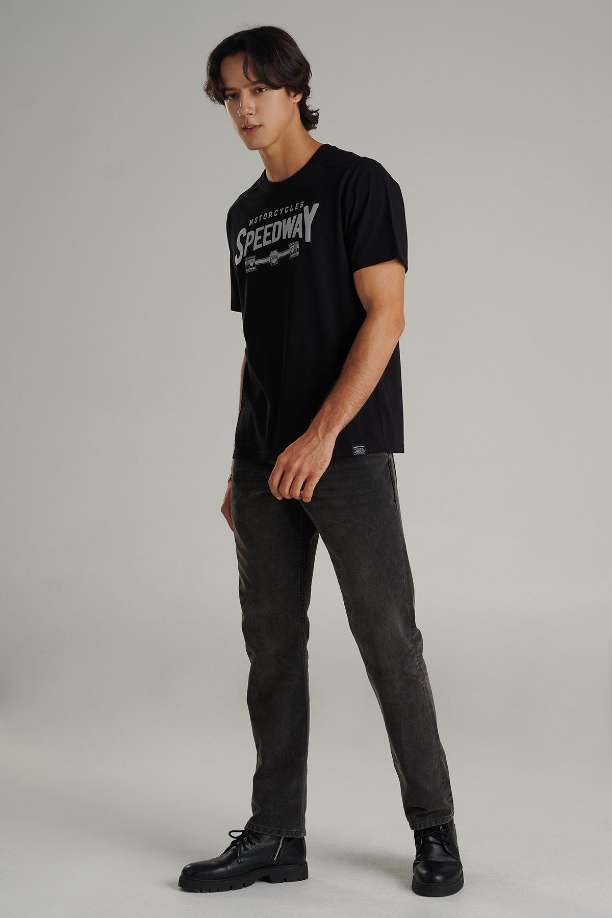 Mc jeans เสื้อยืดแขนสั้นผู้ชาย คอกลม สีดำ MTTZ810 ราคา 447 บาท*ส่งฟรี