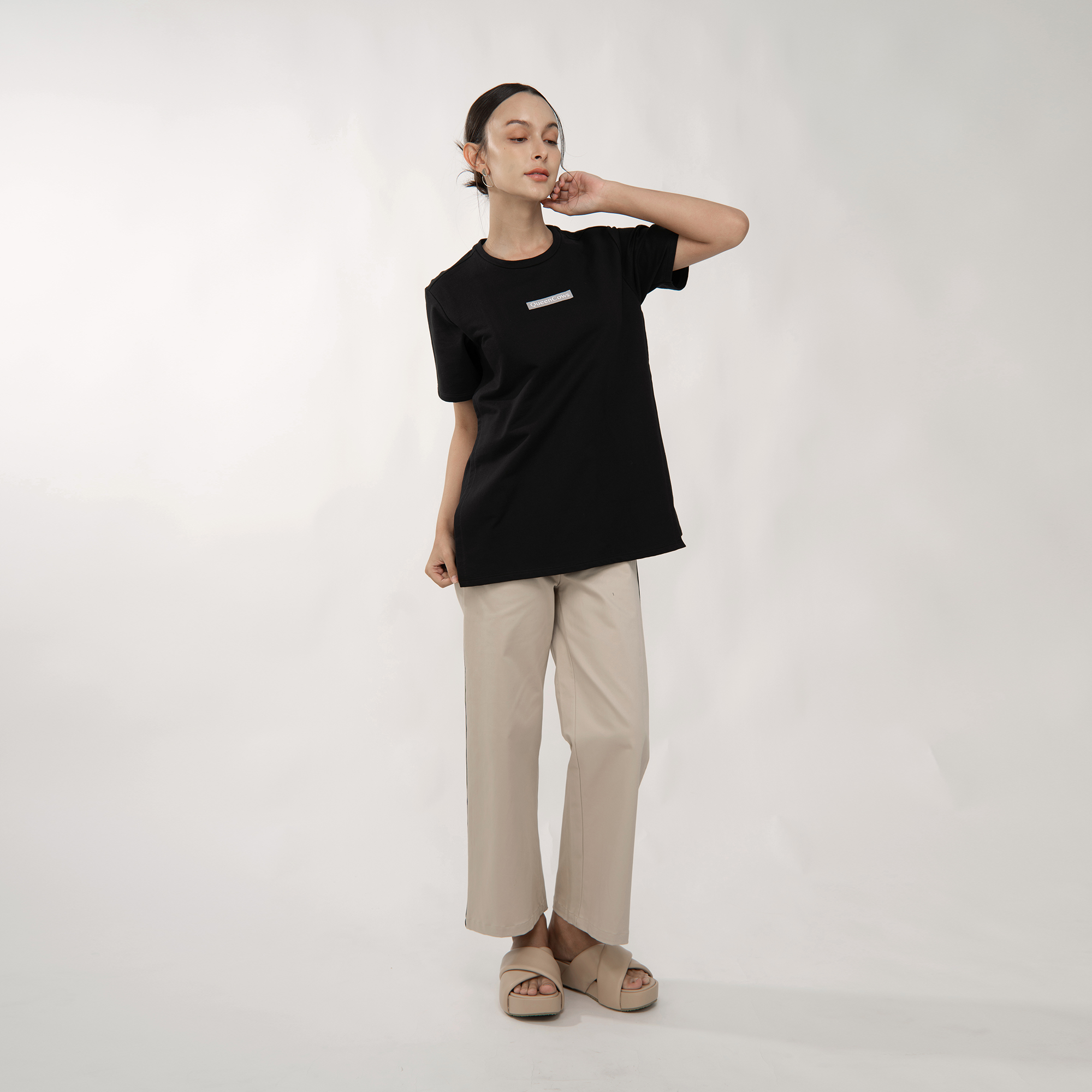 QueenCows เสื้อให้นม Jaen T-Shirt (Black) ราคา 990 บาท*ส่งฟรี