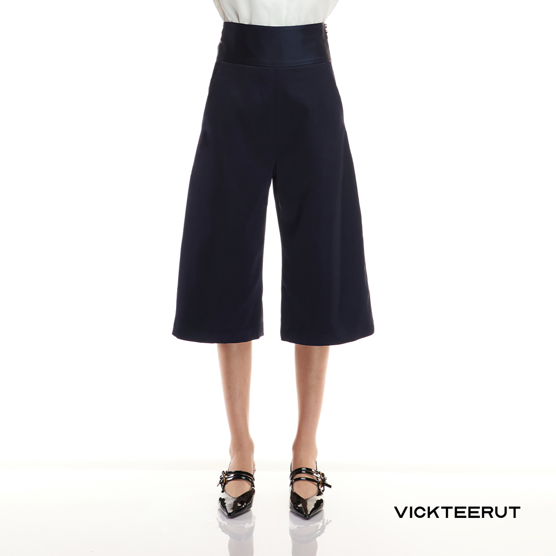 VICKTEERUT (ราคาปกติ 7,350-.) High Waist Front Pleated Shorts กางเกงขาสั้น เอวสูง จีบหน้า ราคา 4,410 บาท*ส่งฟรี