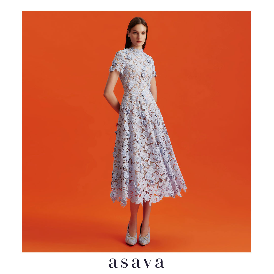 [asava aw24] Octavia Floral-lace Fit-and-flare Dress เดรสผู้หญิง ทรงฟิตแอนด์แฟลร์ คอปีน แขนสั้น ตะขอและซิปหลัง ผ้าลูกไม้ตาไก่ 3 มิติ ราคา 19,600 บาท*ส่งฟรี