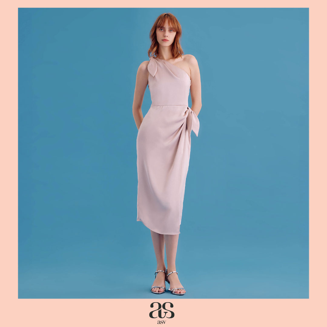 [asv ss25] Mildred One Shoulder Dress เดรสผู้หญิง ไหล่เดียว ดีเทลจับเดรปและมัดปมที่ช่วงไหล่และเอว ผ่าข้าง ซิปข้าง ผ้าซาติน ราคา 8,890 บาท*ส่งฟรี