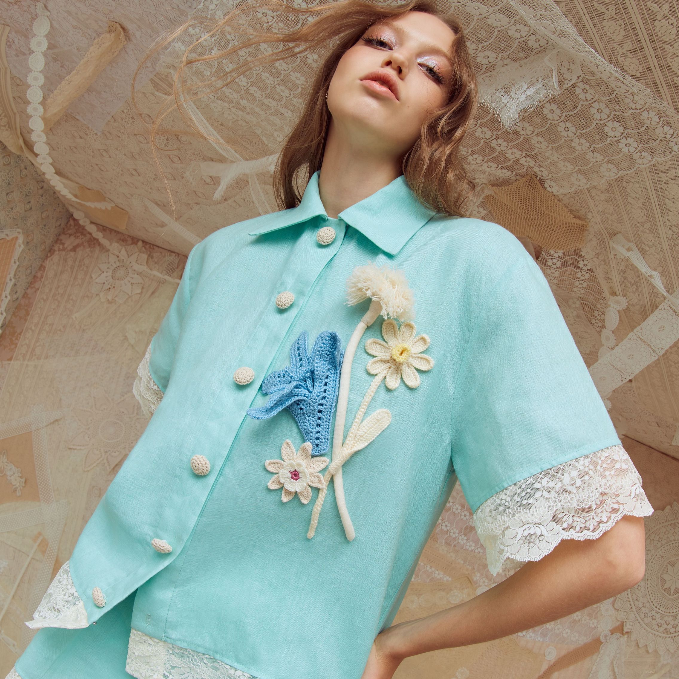 [SS24] JANESUDA Shirt decorated with crochet flowers เสื้อเชิ้ต เสื้อเชิ้ตแขนสั้น เสื้อเชื็ตปักดอกไม้ ราคา 5,500 บาท*ส่งฟรี