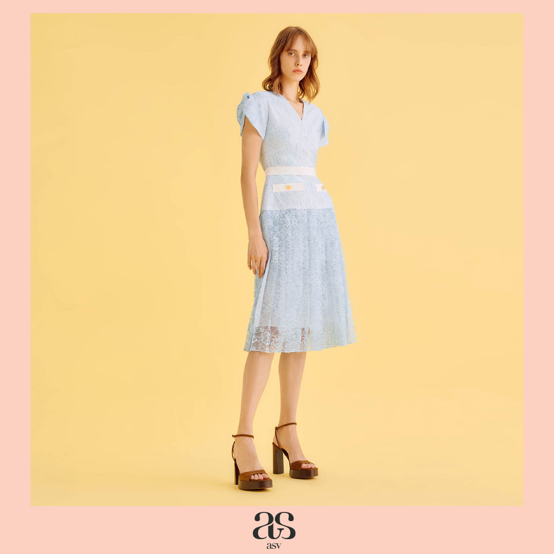 [asv ss25] Doreen Lace Pleated Dress เดรสผู้หญิง แขนสั้น คอวี ดีเทลผูกปมที่แขนเสื้อ กระโปรงอัดพลีท แต่งเข็มขัดเทปปิเกต์ แต่งกระเป๋าหน้าและกระดุมทอง ซิปหลัง ผ้าลูกไม้ลายทาง ราคา 9,980 บาท*ส่งฟรี