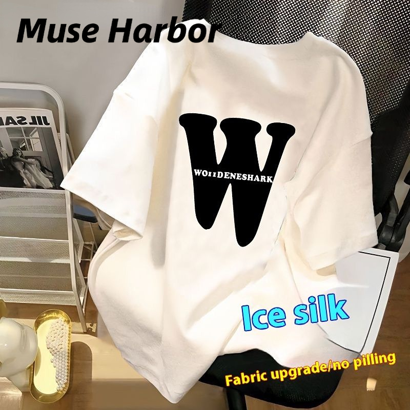 Muse Harbor เสื้อยืดแขนสั้นผ้าไอซ์ซิลค์สีขาวให้ความรู้สึกเป็นน้ำแข็งสำหรับผู้ชายเสื้อทรงหลวมแขนสั้นสำหรับนักเรียนคู่รัก ราคา 51 บาท*ส่งฟรี
