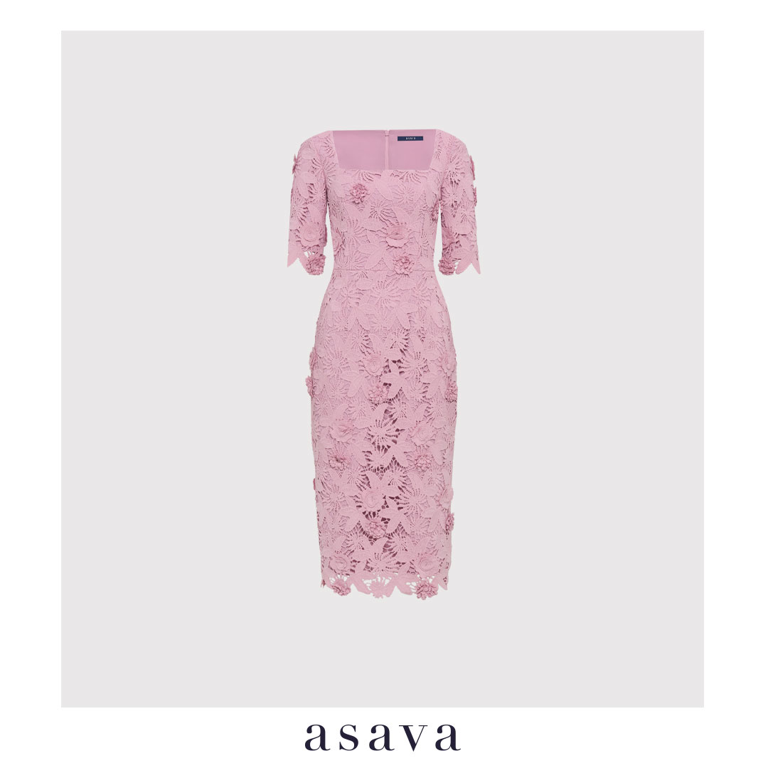 [asava aw24] Zaira Floral-lace Pencil Dress เดรสผู้หญิง ทรงสอบ คอเหลี่ยม แขนยาวสามส่วน กระเป๋าข้าง ผ่าหลัง ตะขอและซิปหลัง ผ้าลูกไม้ตาไก่ 3 มิติ ราคา 26,000 บาท*ส่งฟรี