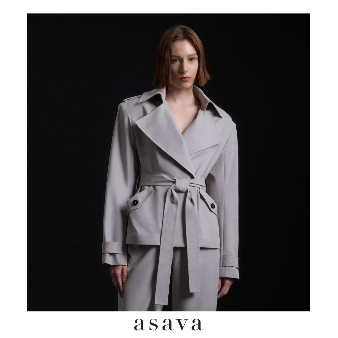 [asava aw25] Ramona Belted Trench Blouse เสื้อผู้หญิง ทรงเทรนช์ แต่งกระดุมสองแถวด้านหน้า แขนยาว แต่งเข็มขัดปรับได้ที่ข้อมือ อินธนูที่ไหล่ ปกนโปเลียน แต่งคาดเข็มขัด กระเป๋าหน้า ผ่าหลัง ราคา 11,200 บาท*ส่งฟรี