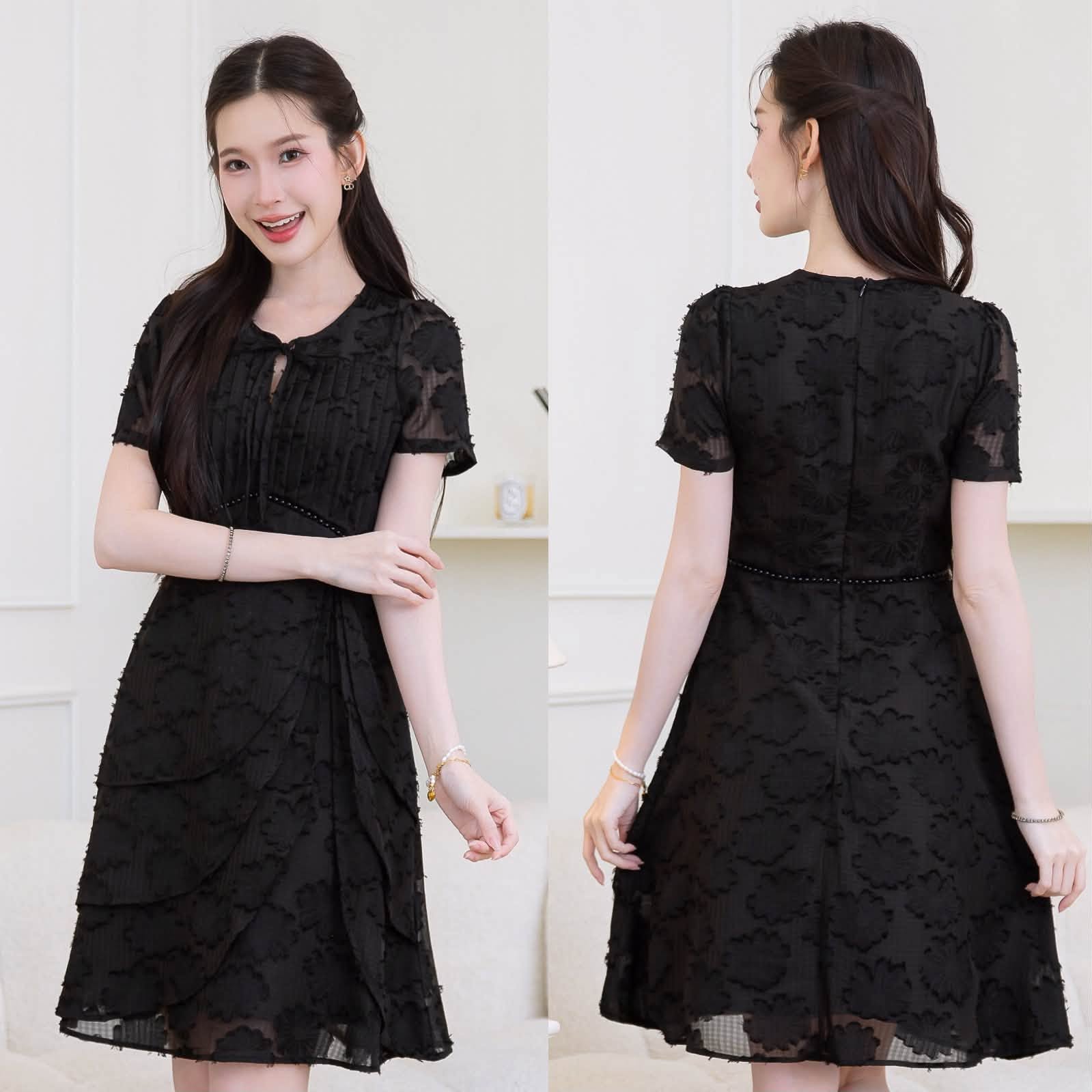 Floral Texture Fabric Dress This Dress Is Highly Recommended. It's Truly Unique and Beautiful. the Chest Area Is Sewn with Pleats and Pearls Are Added Around the Waist. Adding a Sense of Fullness to Make You Look Slimmer When Wearing It. the Skirt Is Beau ราคา 720 บาท*ส่งฟรี