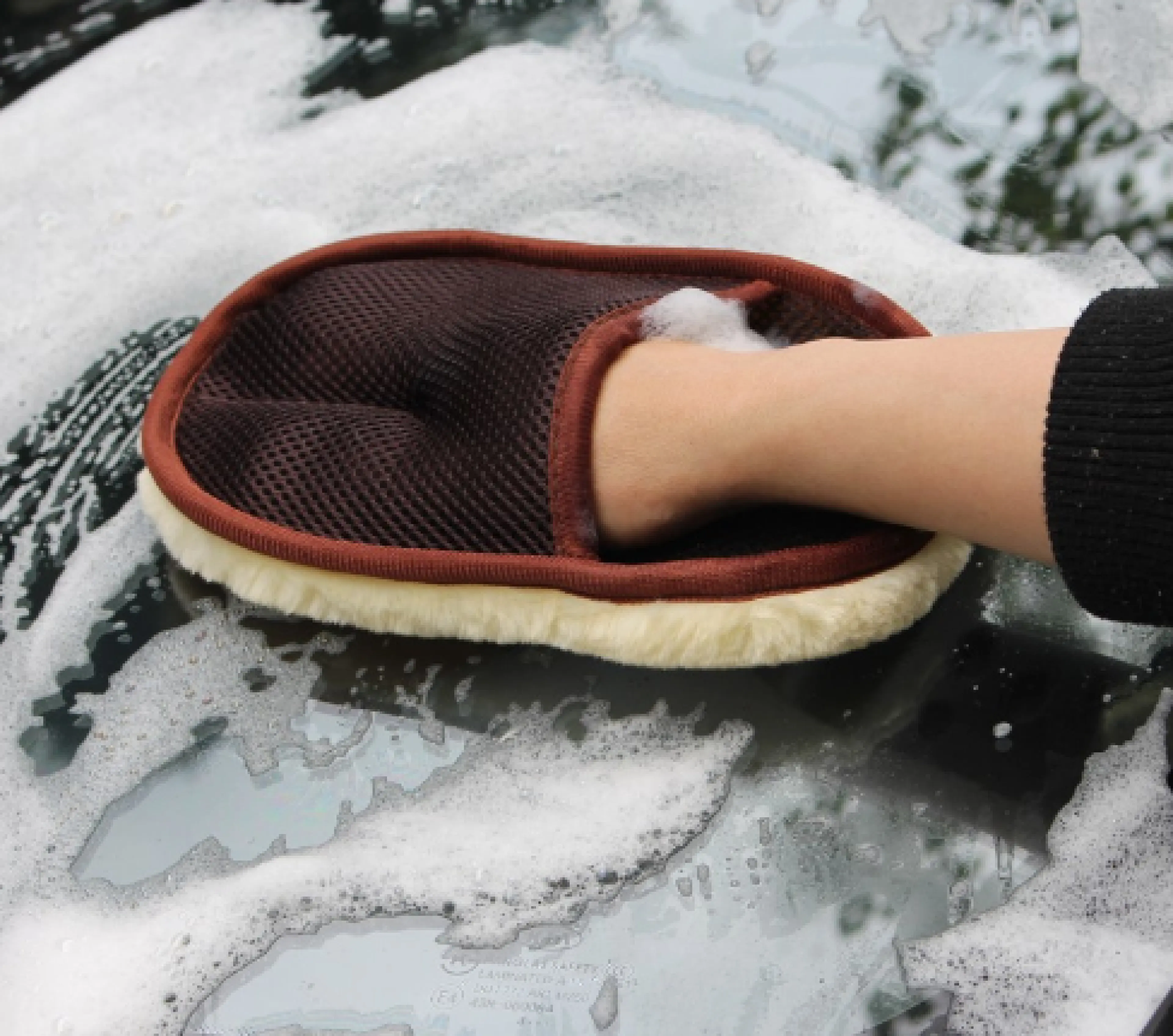 Car Cleaning Cloth, Easy to Hold in the Hand, Holds a Lot of Foam. Cleans the Car Well When You Scrub the Interior in One Cycle.