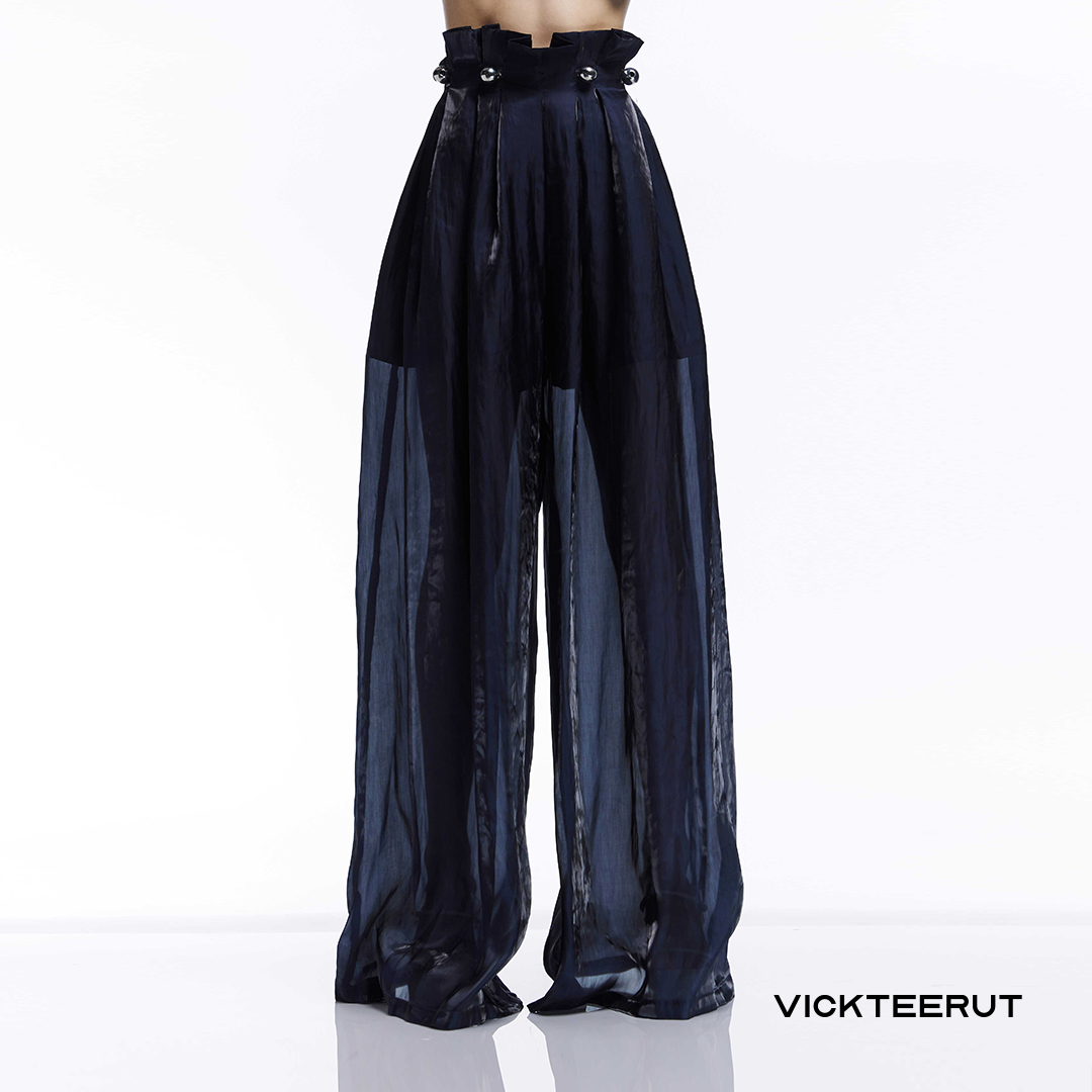 VICKTEERUT (ราคาปกติ 11,500-.) Wide Leg Lame' Trousers กางเกงขาบาน ผ้าลาเม ราคา 8,050 บาท*ส่งฟรี