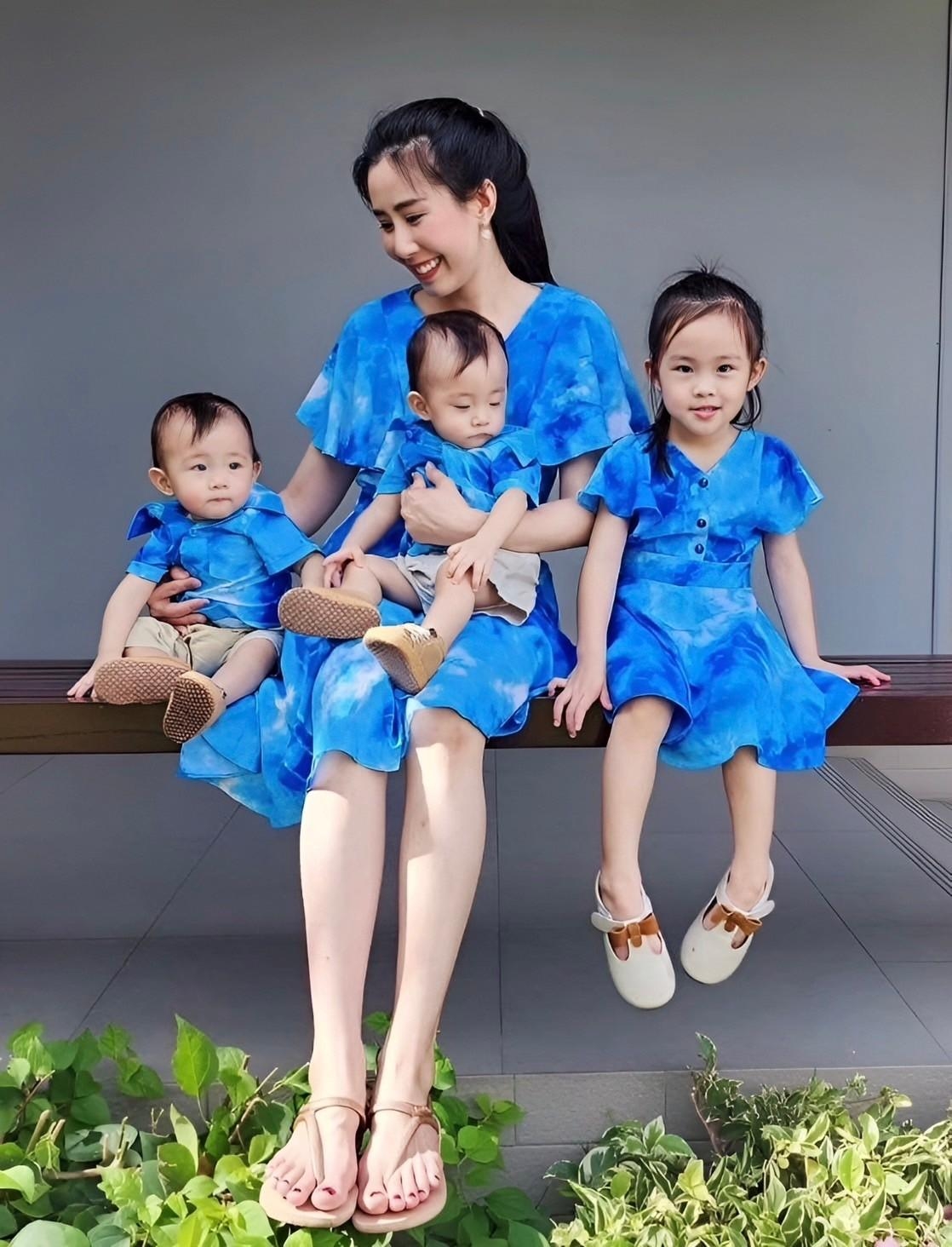 ชุดครอบครัว ชุดไปทะเล ชุดแม่ลูก Palm Sky เดรสสวย เดรสคอวี เดรสสั้น ชุดคู่แม่ลูก เดรสแขนระบาย ชุดเที่ยวทะเล ราคา 450 บาท*ส่งฟรี