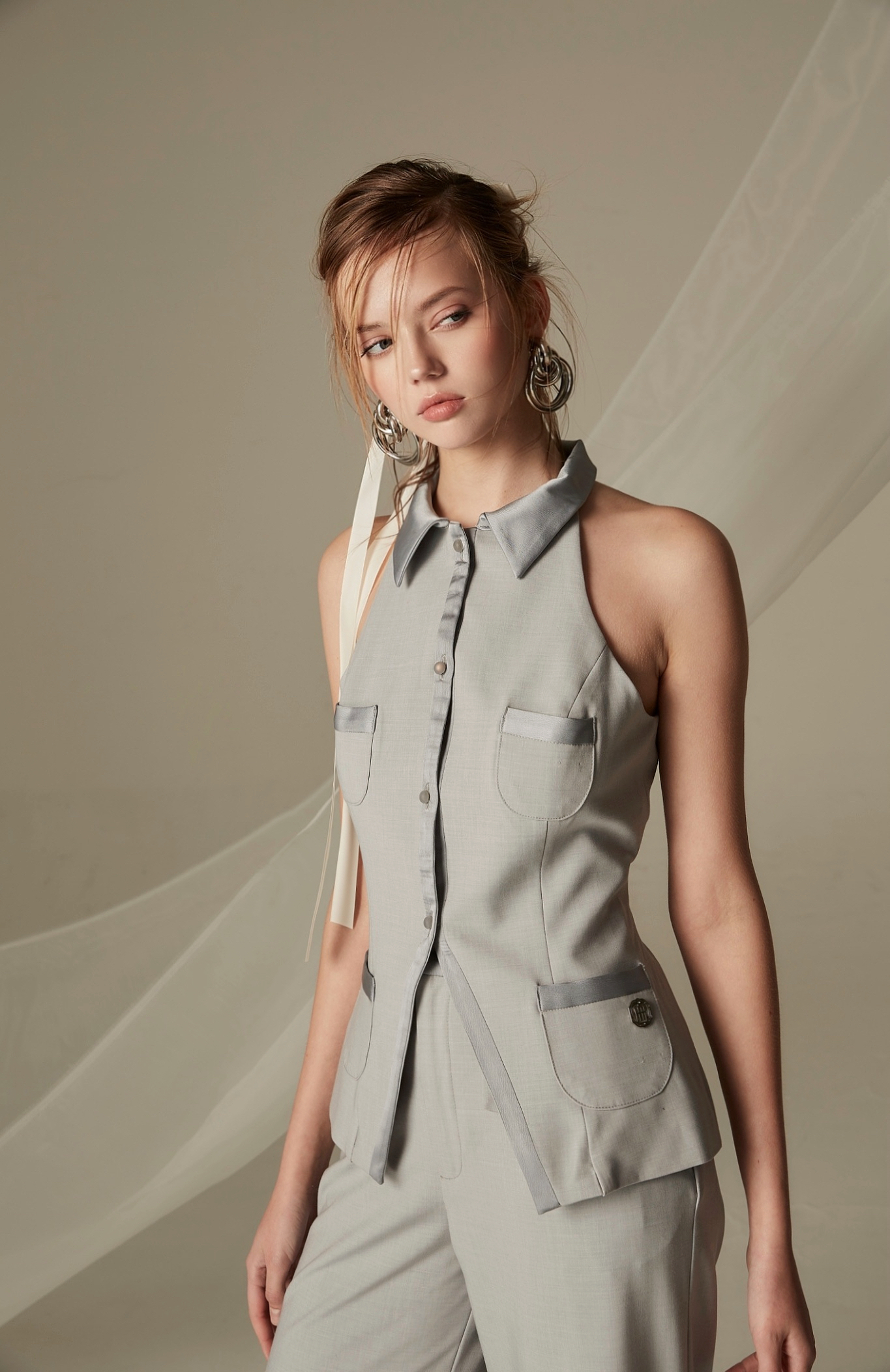 Bl027Gyhl24_Sleeveless Classic Blouse Classic Sleeveless Shirt ราคา 6,055 บาท*ส่งฟรี