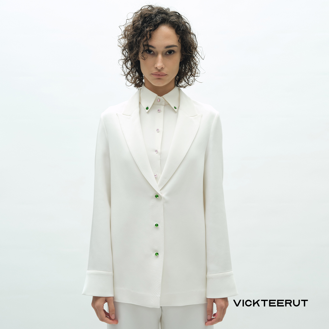 Vickteerut (Regular Price 15,800-.) Loose Fit Silk Crepe Linen Blazer, Loose-Fitting Silk Crepe Blazer. ราคา 11,060 บาท*ส่งฟรี
