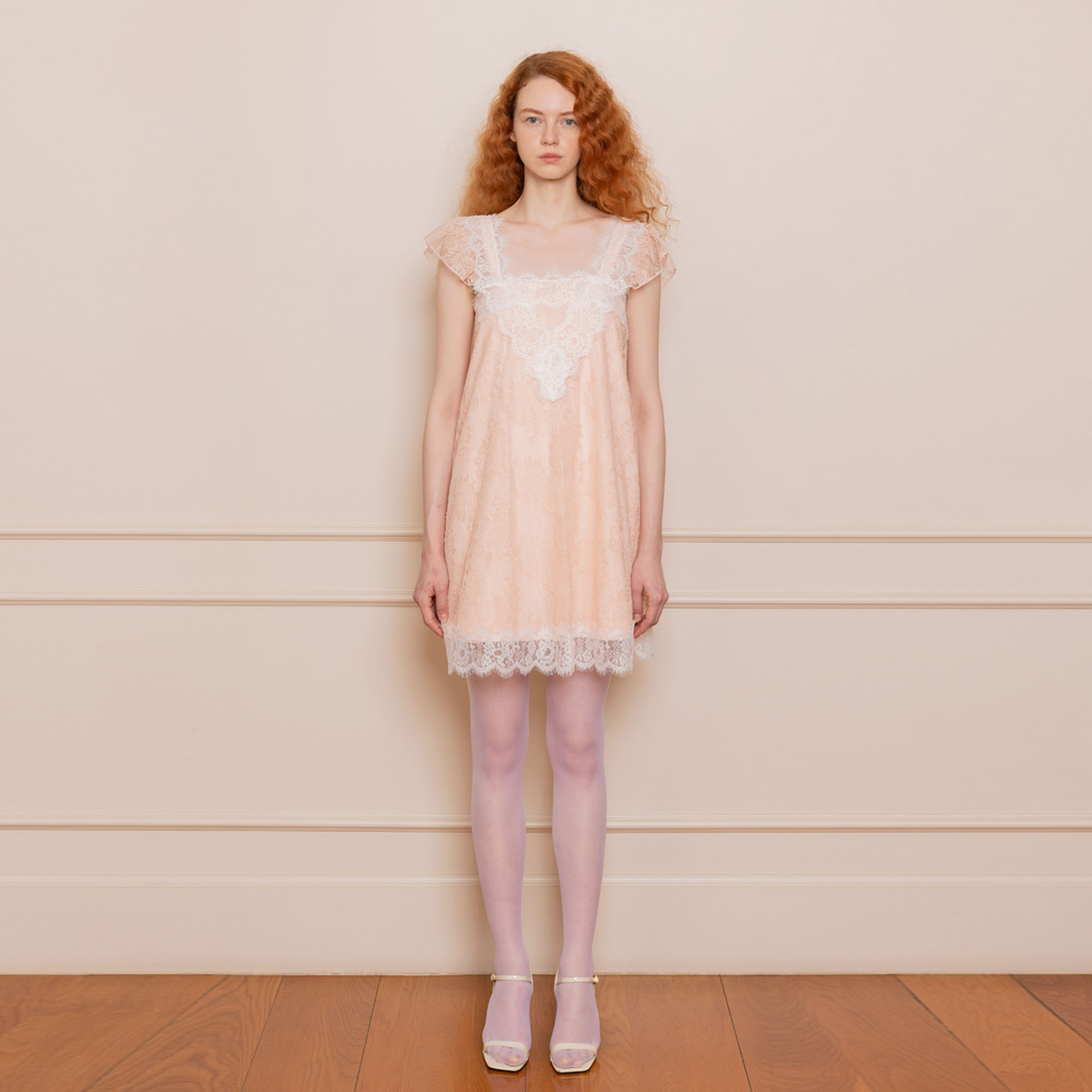 [Disaya] - Cameo Lace Mini Dress Cameo Lace Mini Dress ราคา 9,990 บาท*ส่งฟรี