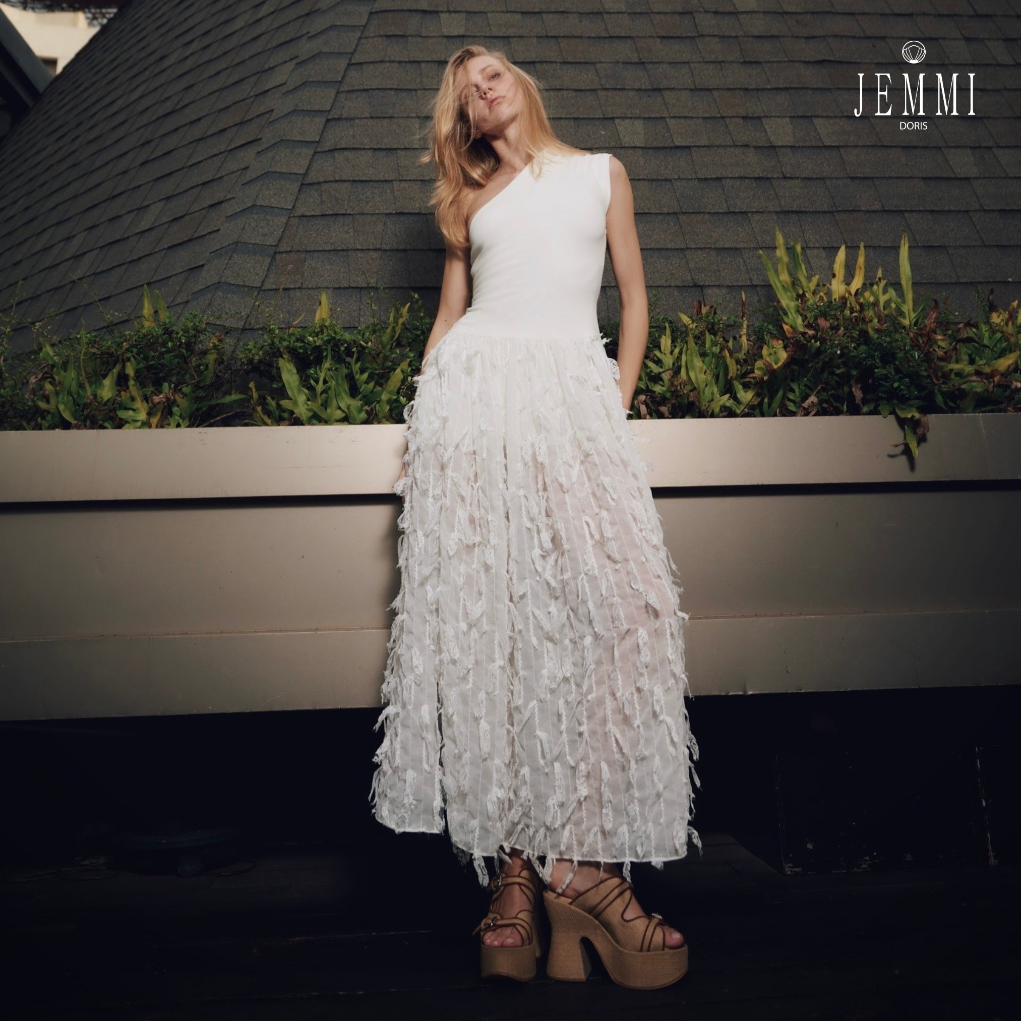 Jemmidoris Long Dress, Shoulder-Length Feather Skirt - Model Zimonie Dress White ราคา 3,980 บาท*ส่งฟรี