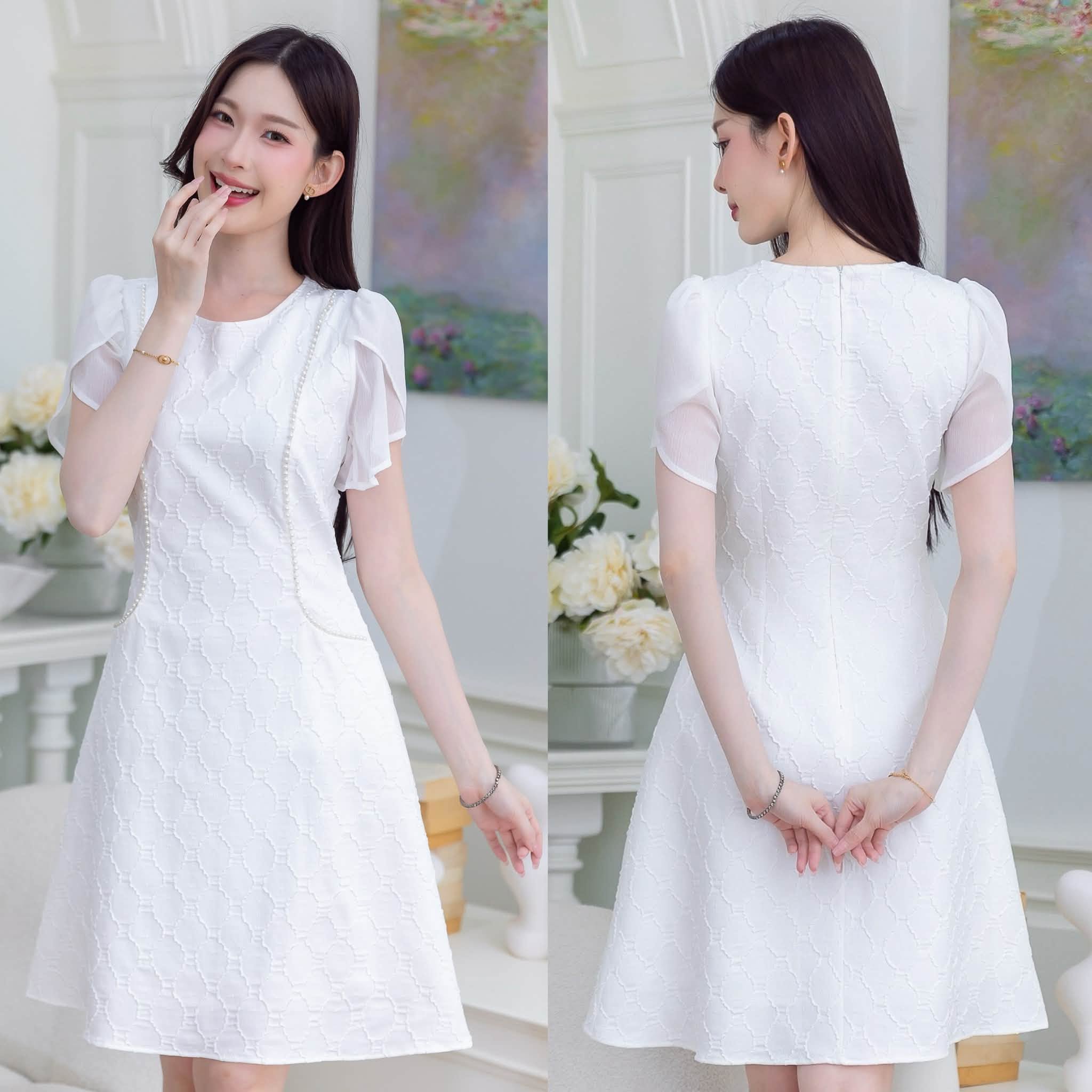 Japanese Fabric Dresses Have a Beautiful, Three-Dimensional Texture. Comes in a Beautiful, Elegant Pattern. Looks Very Nice. It Has Pearl Details. It Goes down to the Front as a Front Pocket. the Sleeves Are Made of Fabric with a Lot of Sparkle. It's Sewn ราคา 700 บาท*ส่งฟรี