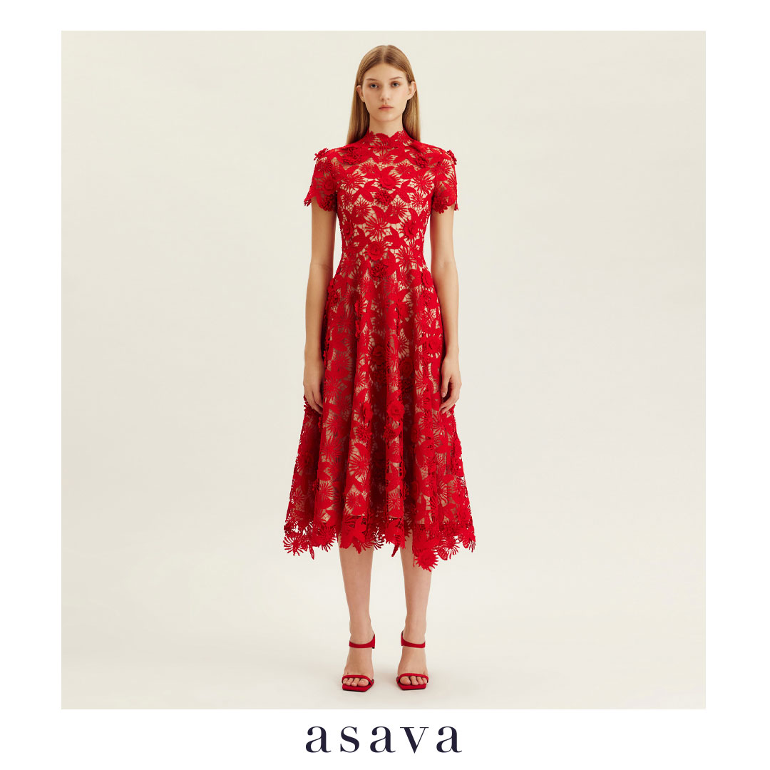 [asava aw24] Octavia Floral-lace Fit-and-flare Dress เดรสผู้หญิง ทรงฟิตแอนด์แฟลร์ คอปีน แขนสั้น ตะขอและซิปหลัง ผ้าลูกไม้ตาไก่ 3 มิติ ราคา 28,000 บาท*ส่งฟรี