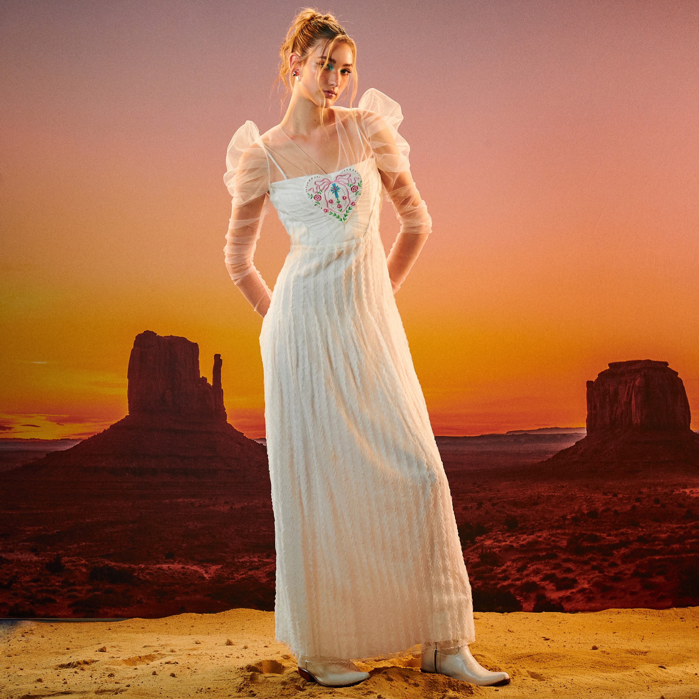 Tohns Heart Embroidered Lace Gown, Long Lace Dress Drawstring Mesh Sleeves Embroidered Bow Pattern on the Chest Decorated with Crystals. ราคา 9,750 บาท*ส่งฟรี