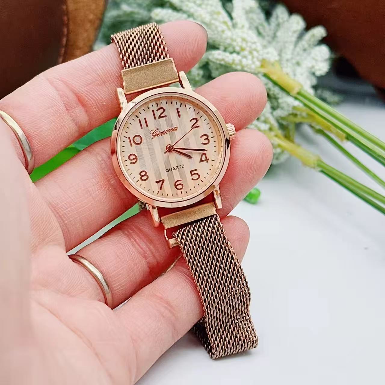 The Geneva Women's Magnetic Strap Watch Is Very Popular. Easy to Wear and Comfortable. with a Dial Size of 32 Mm. ราคา  14 บาท*ส่งฟรี