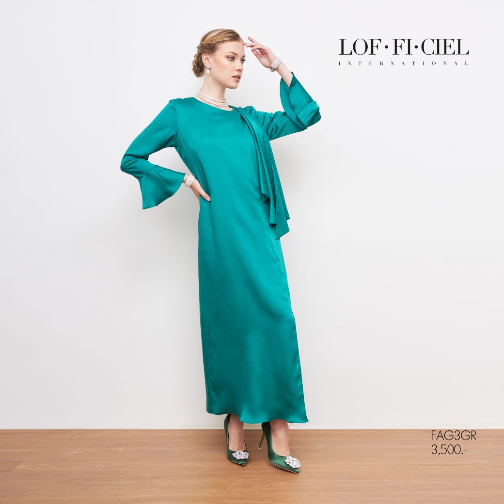 LOF-FI-CIEL Maxi Dress Silky satin Emerald ชุดเดรสไปดินเนอร์ เดรสปาร์ตี้ เดรสยาว ทรงหลวม แขนยาว แต่งระบาย สีเขียว FAG3GR ราคา 3,500 บาท*ส่งฟรี