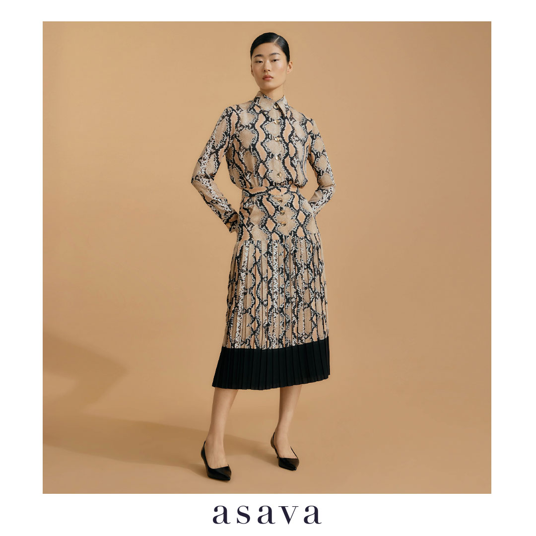 [asava ss25] Vera A-line Pleated Skirt กระโปรงผู้หญิง ทรงเอ แต่งดีเทลอัดพลีท เอวสูง กระเป๋าข้าง ซิปและตะขอหลัง แต่งกระดุมหน้า ตัดต่อผ้าลายงู ราคา 14,000 บาท*ส่งฟรี