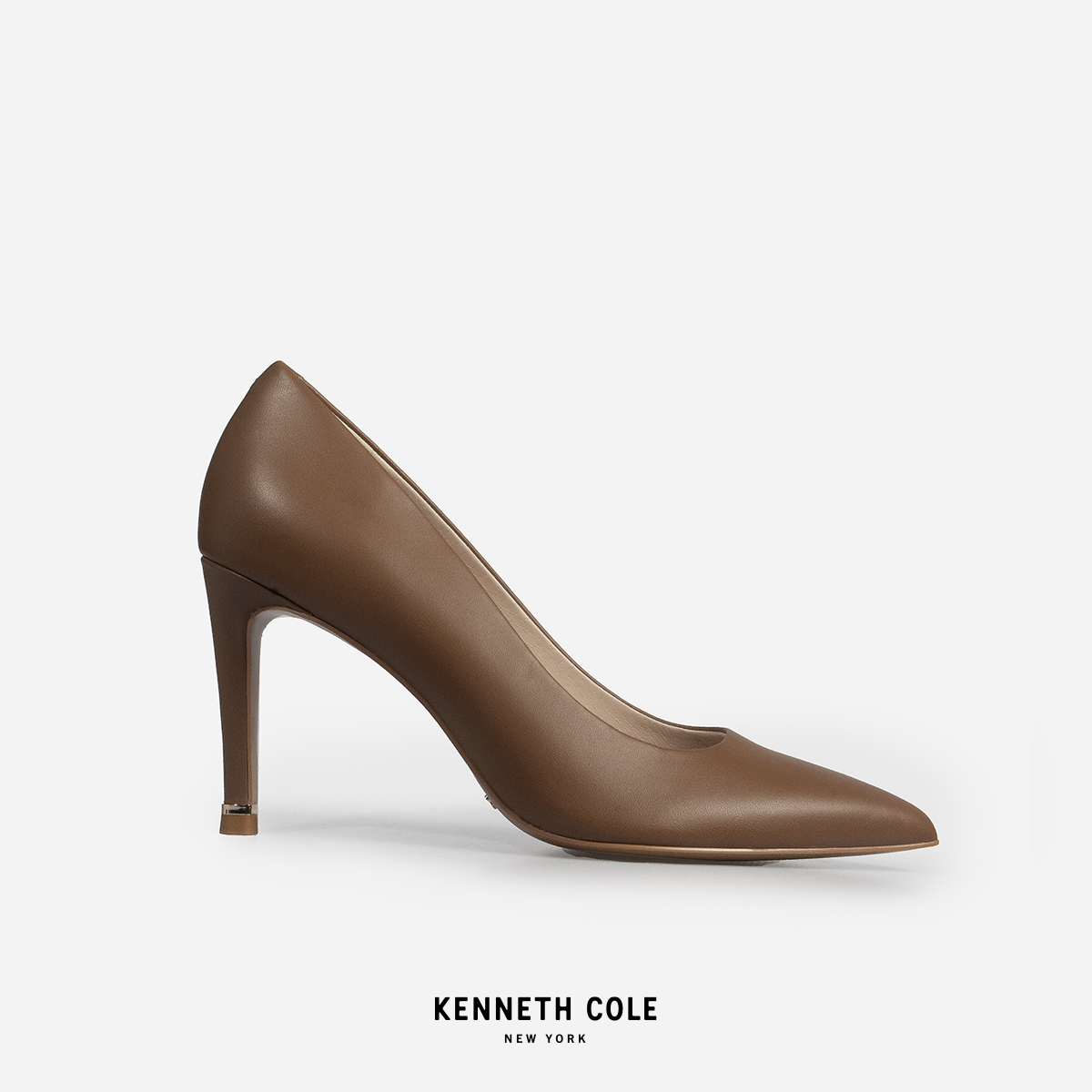 KENNETH COLE รองเท้าส้นสูงผู้หญิงรุ่น RILEY 85 PUMP MOCHA สีน้ำตาล ( HEL - KS95092LE-904 ) ราคา 5,990 บาท*ส่งฟรี