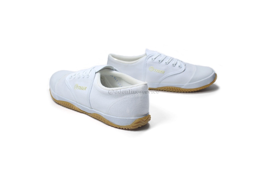 เกี่ยวกับ TIGER รองเท้าผ้าใบ รองเท้าพละ รองเท้าผ้าใบนักเรียนชาย รองเท้าวิ่ง  รองเท้าฟุตซอล ออกกำลังกาย เพื่อสุขภาพ รุ่น TG9 (Size 31-43)